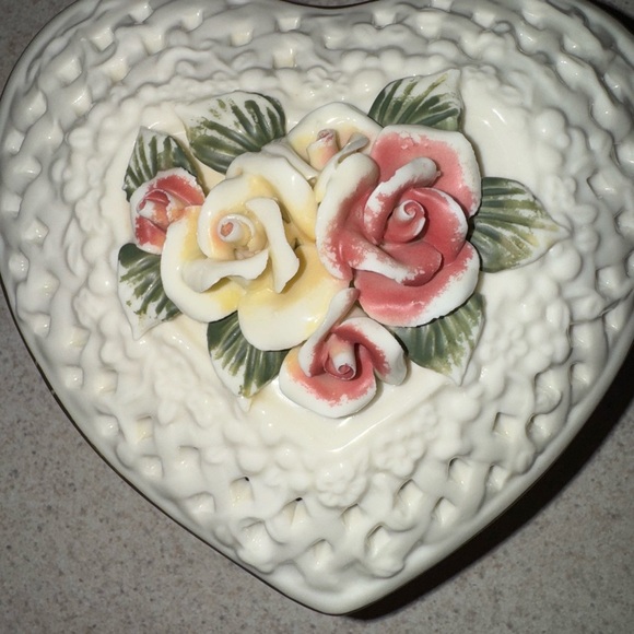 VintageHeart Shaped Ceramic Trinket Box with Rose Lid ♥️♥️♥️ - Picture 3 of 7